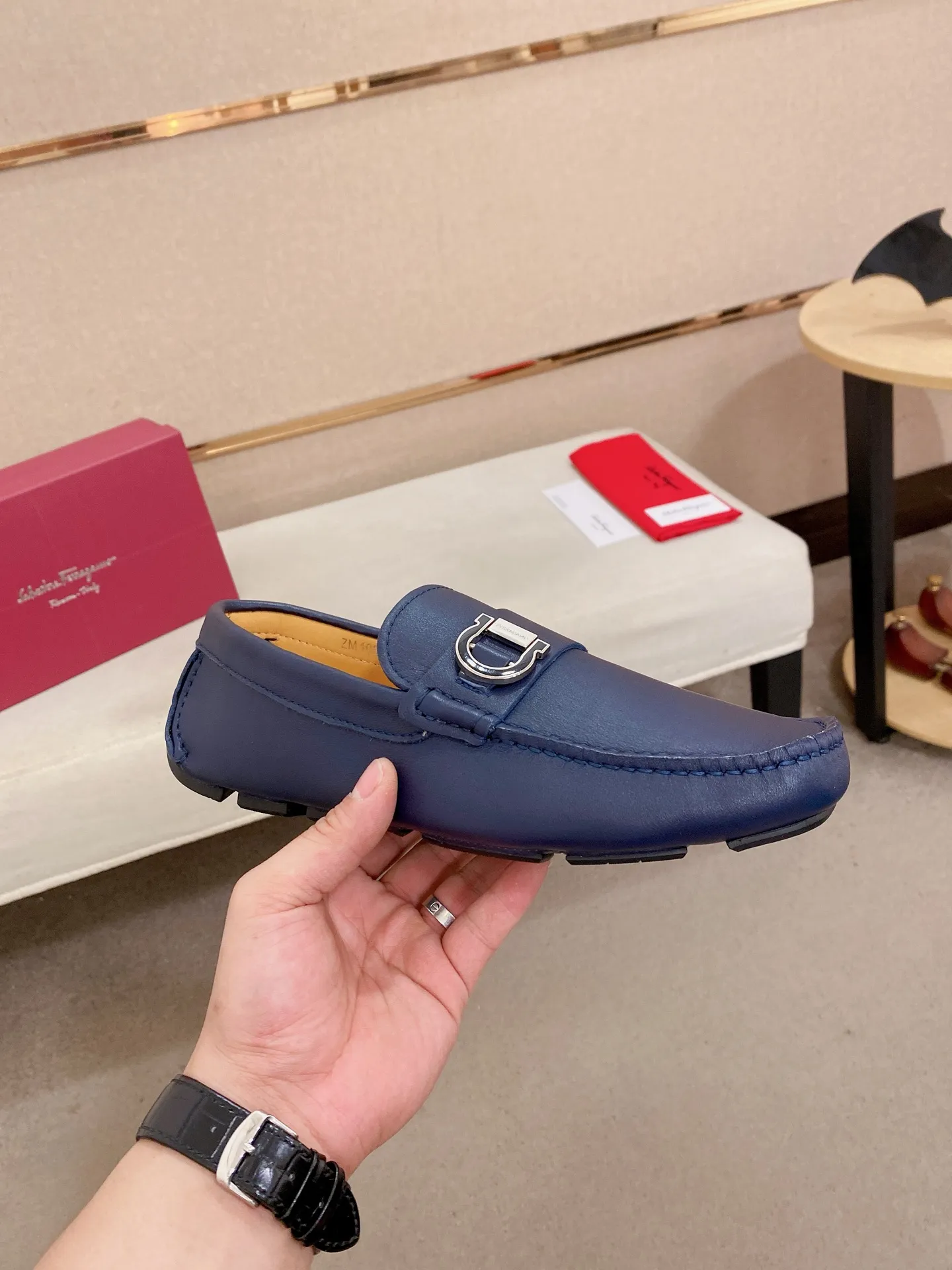 Men's shoes💰: 540💰High-end quality! Ferragamo🆕🆕Exclusive hot-selling products in stock🔥🔥New products on the shelves, high-quality Ferragamo men's pea shoes, high-end casual driving shoes, with complete packaging! 💪 💪 Material: imported first-layer pebbled cowhide 🐂 + imported high-quality water-dyed cowhide lining + wear-resistant outsole 👍🏻👍🏻 Features: high-end and comfortable, purely handmade 🚀 🚀 Create the perfect shoe that suits you best 🔥 🔥 Size: (38-44) 45 standard size can be customized!